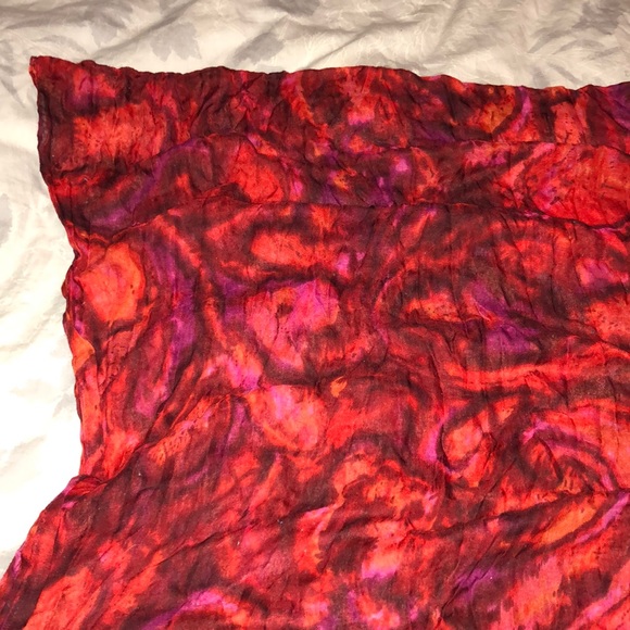 Red patterned loop scarf - Picture 5 of 7